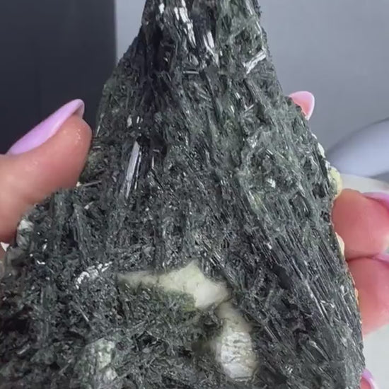 Epidote crystal 360 grans