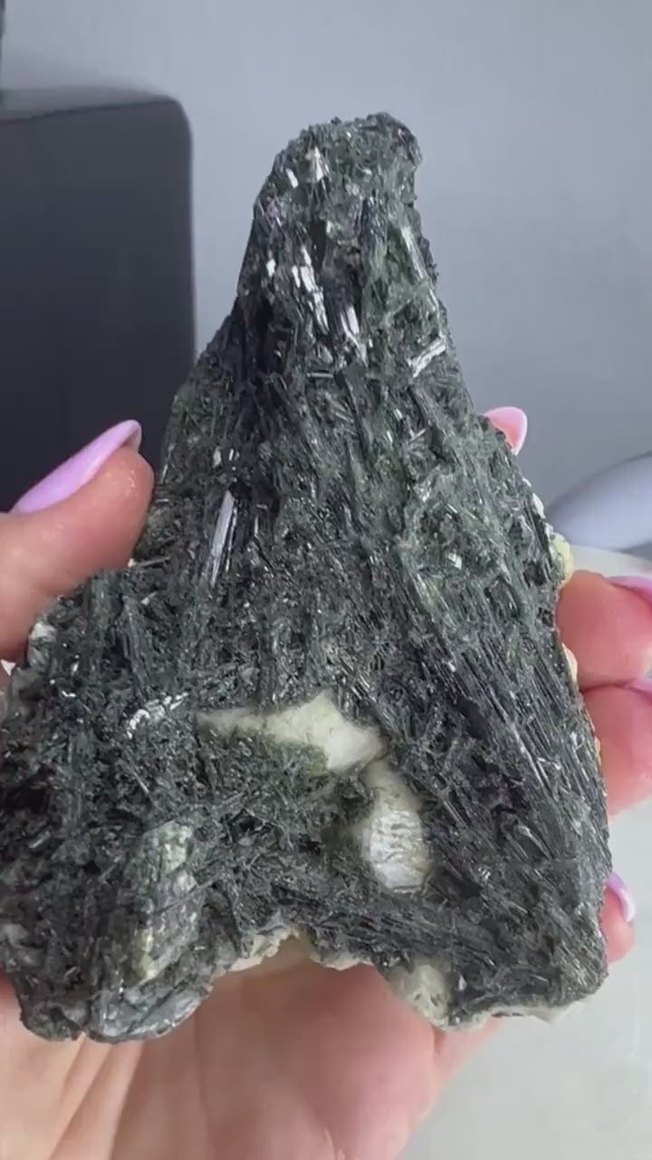 Epidote crystal 360 grans