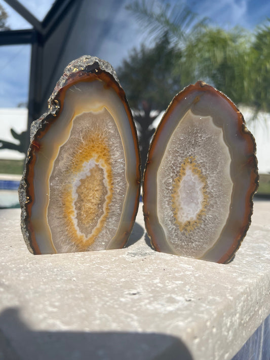 Geode 2 matching pieces 1 is larger than the other. But they have same colors. From Brazil. 3pounds 3oz total weight. Rough back polished fr