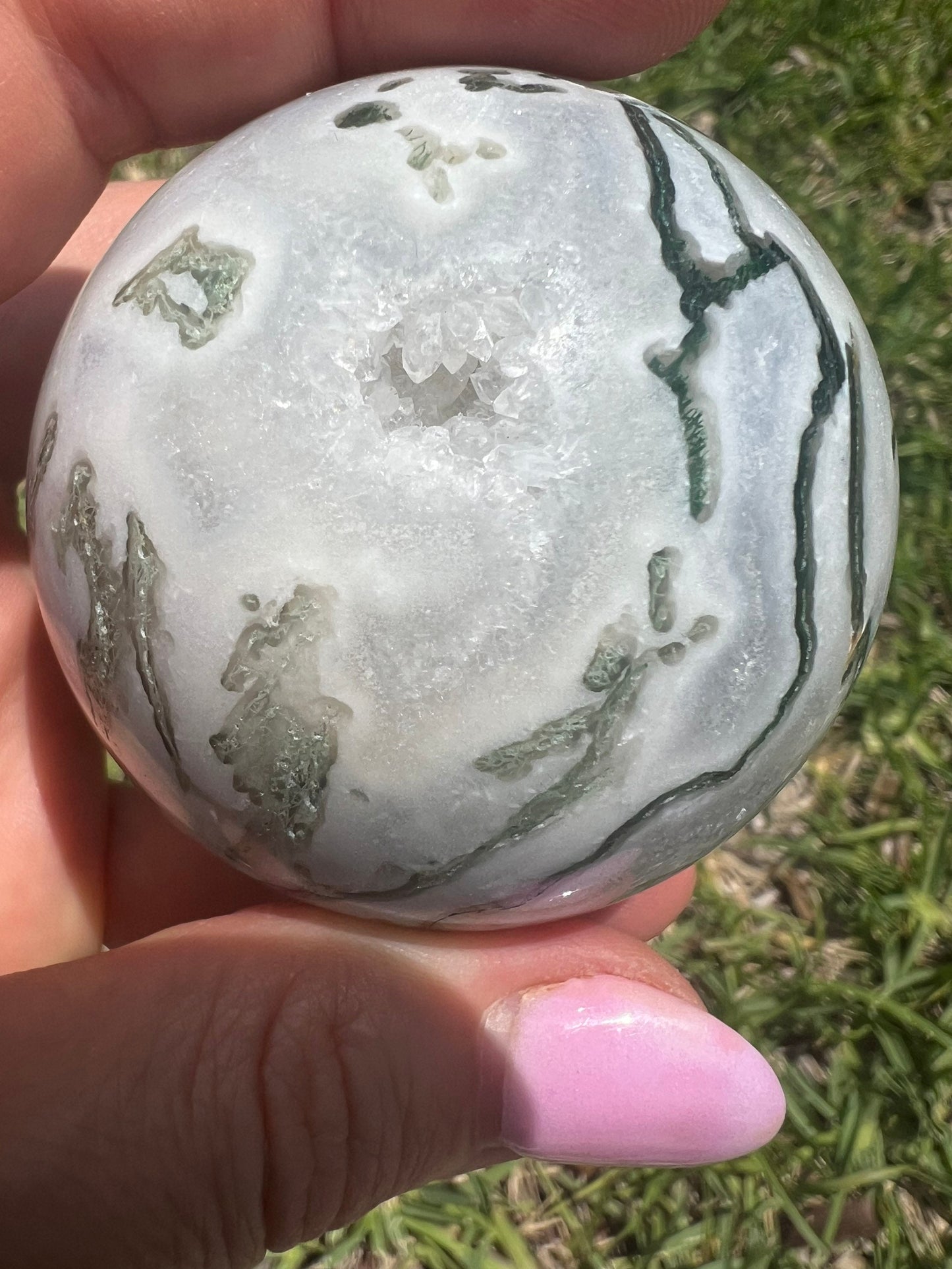 2 sphere set total weight 1pound 8oz. 1 moss agate and 1 dark green fluorite.