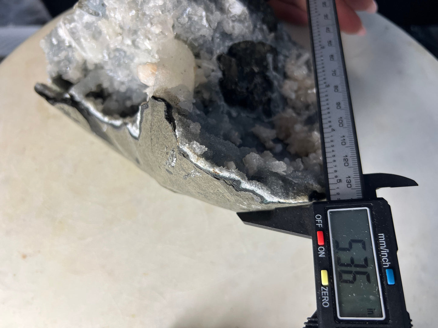Chalcedony with stillbite and aphophallite