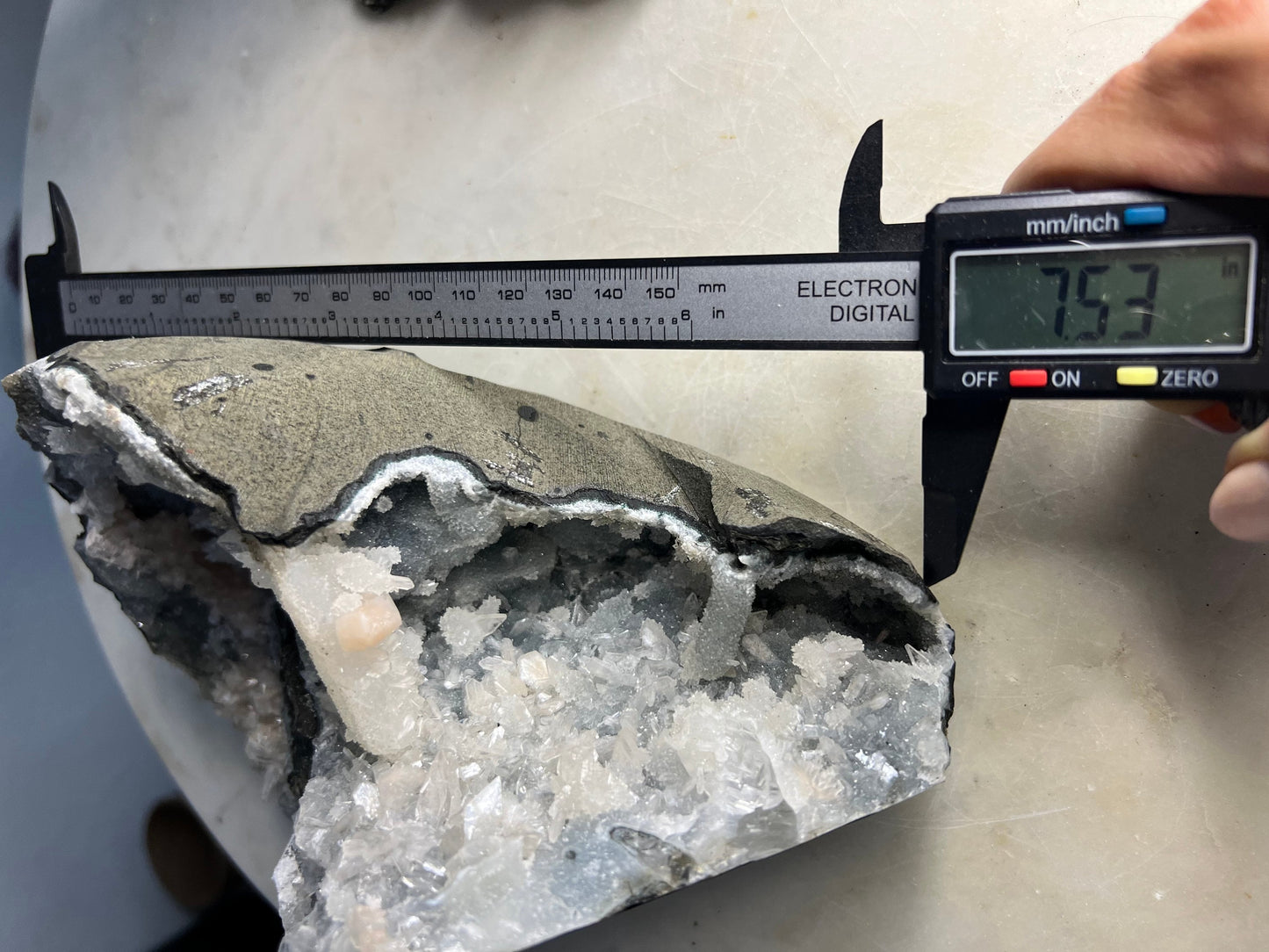 Chalcedony with stillbite and aphophallite