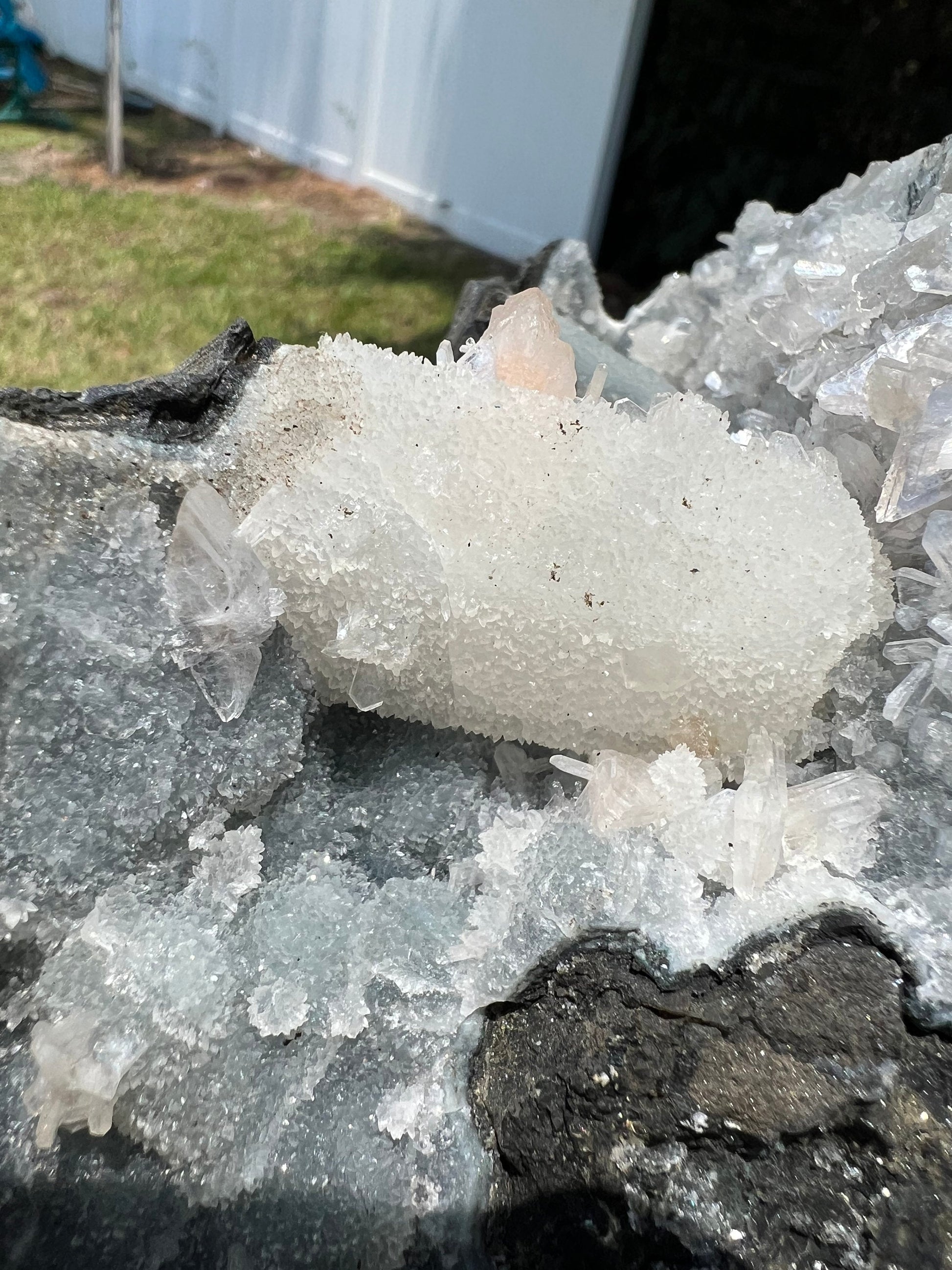 Chalcedony with stillbite and aphophallite