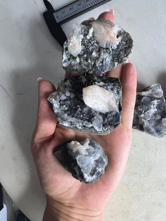 6 chalcedony with aphophallite clusters total weight is 344 grams