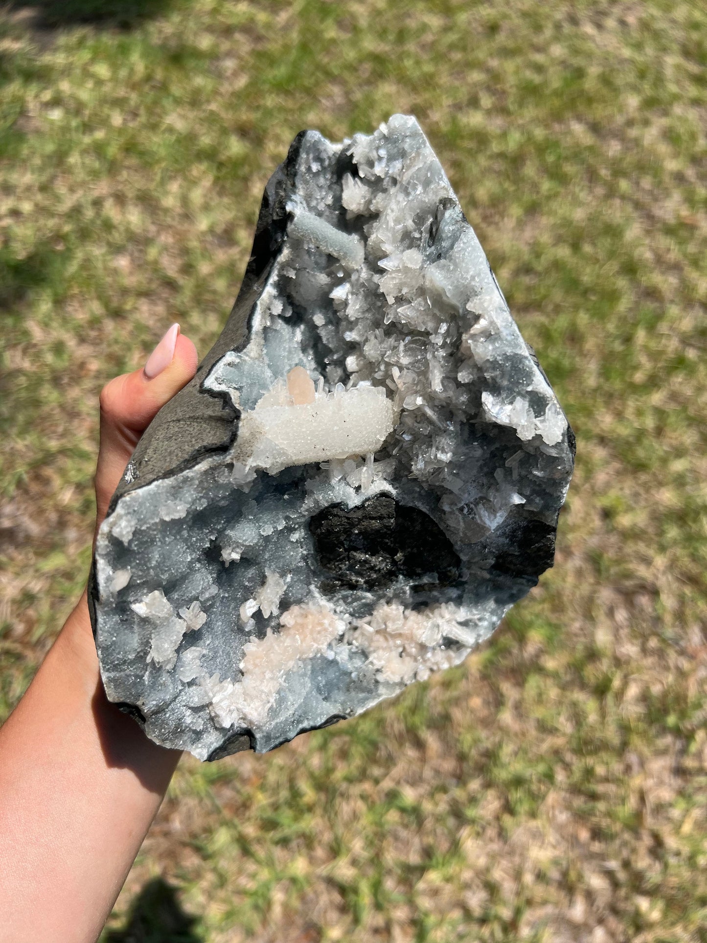 Chalcedony with stillbite and aphophallite