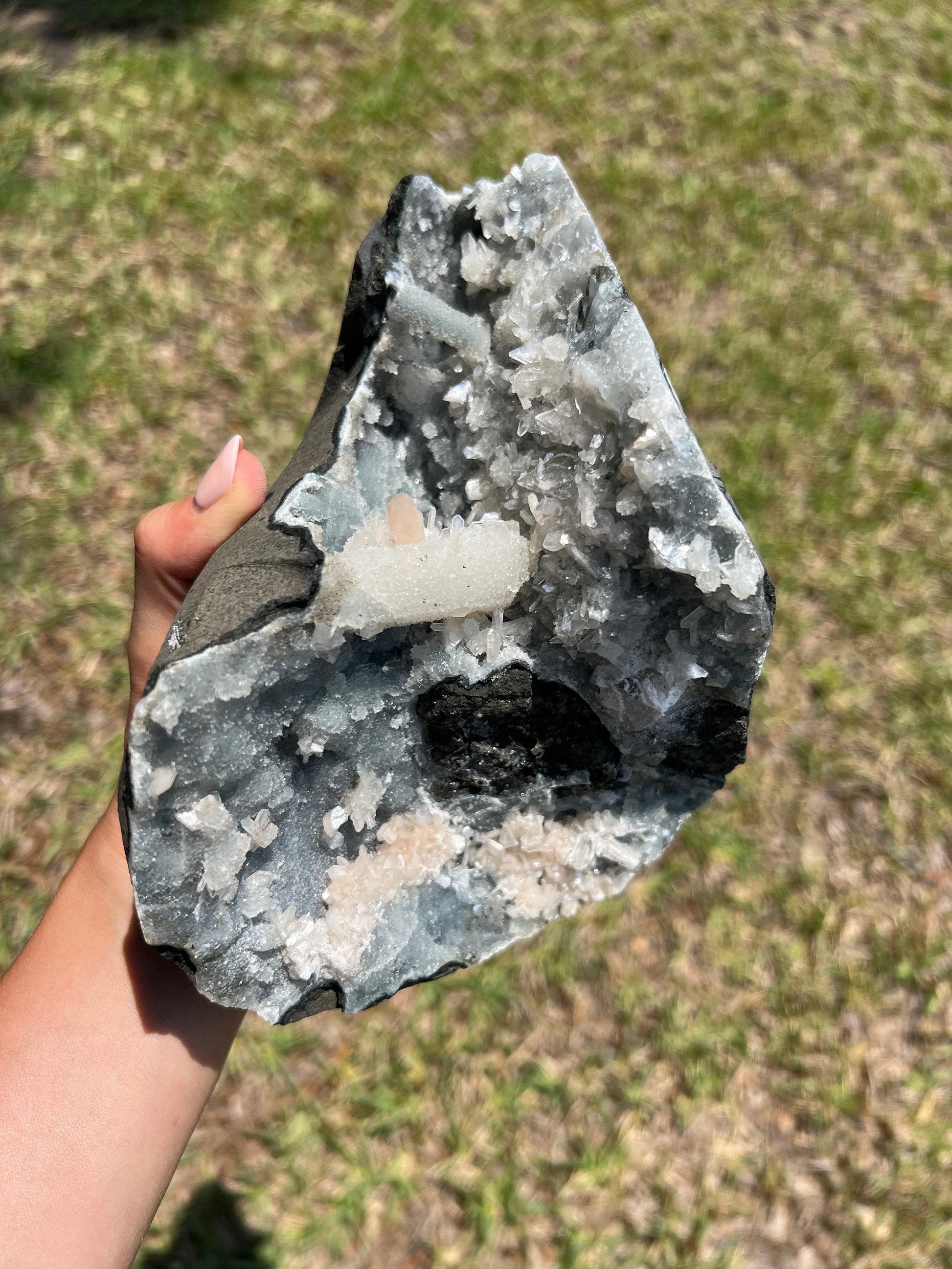 Chalcedony with stillbite and aphophallite