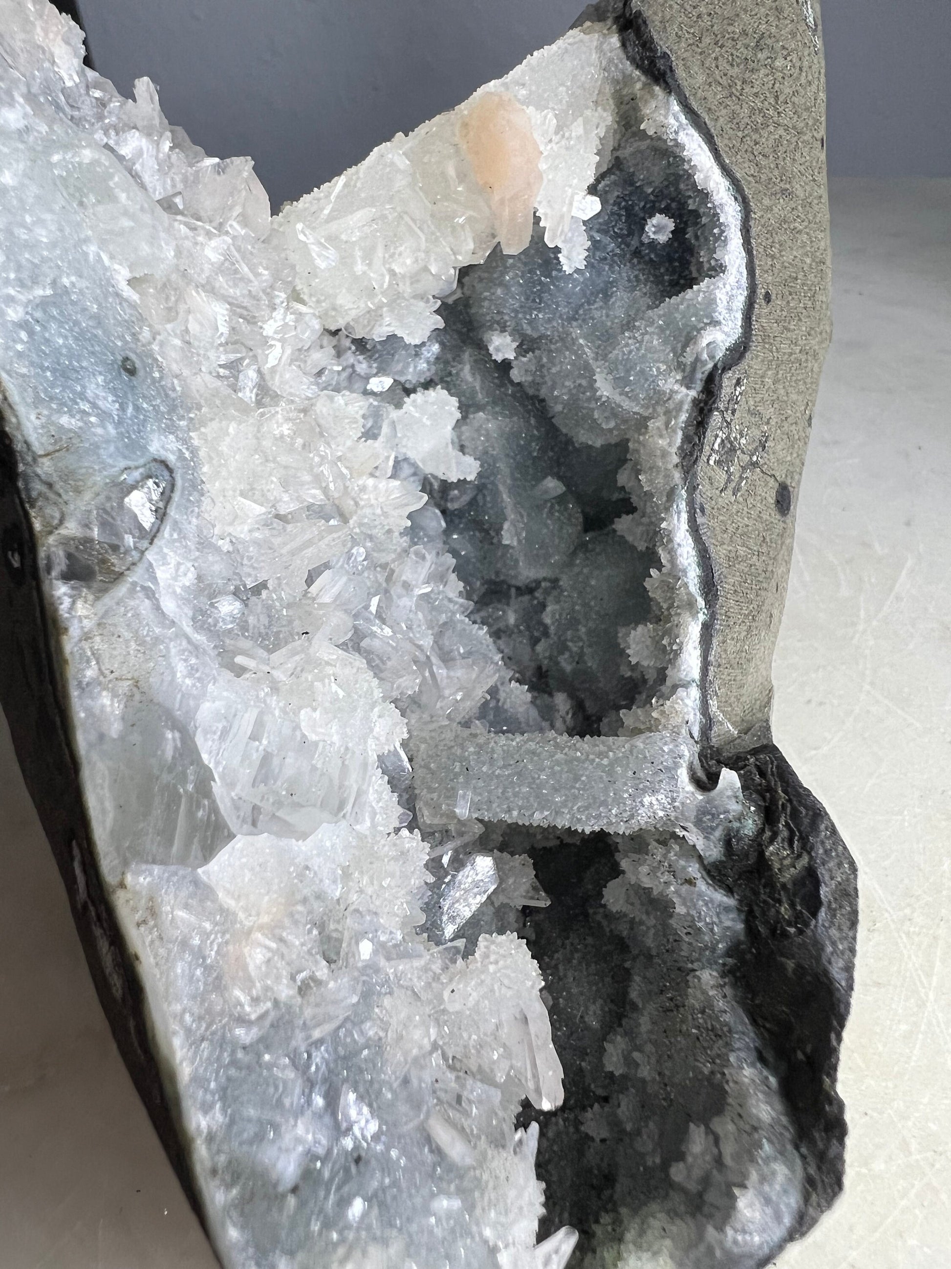 Chalcedony with stillbite and aphophallite