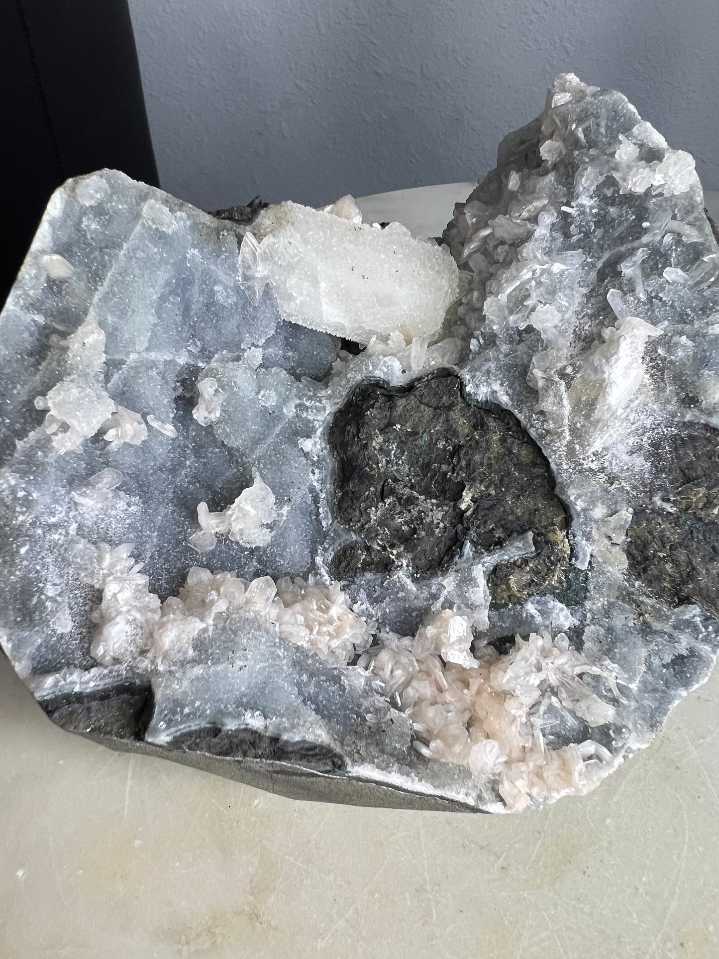 Chalcedony with stillbite and aphophallite