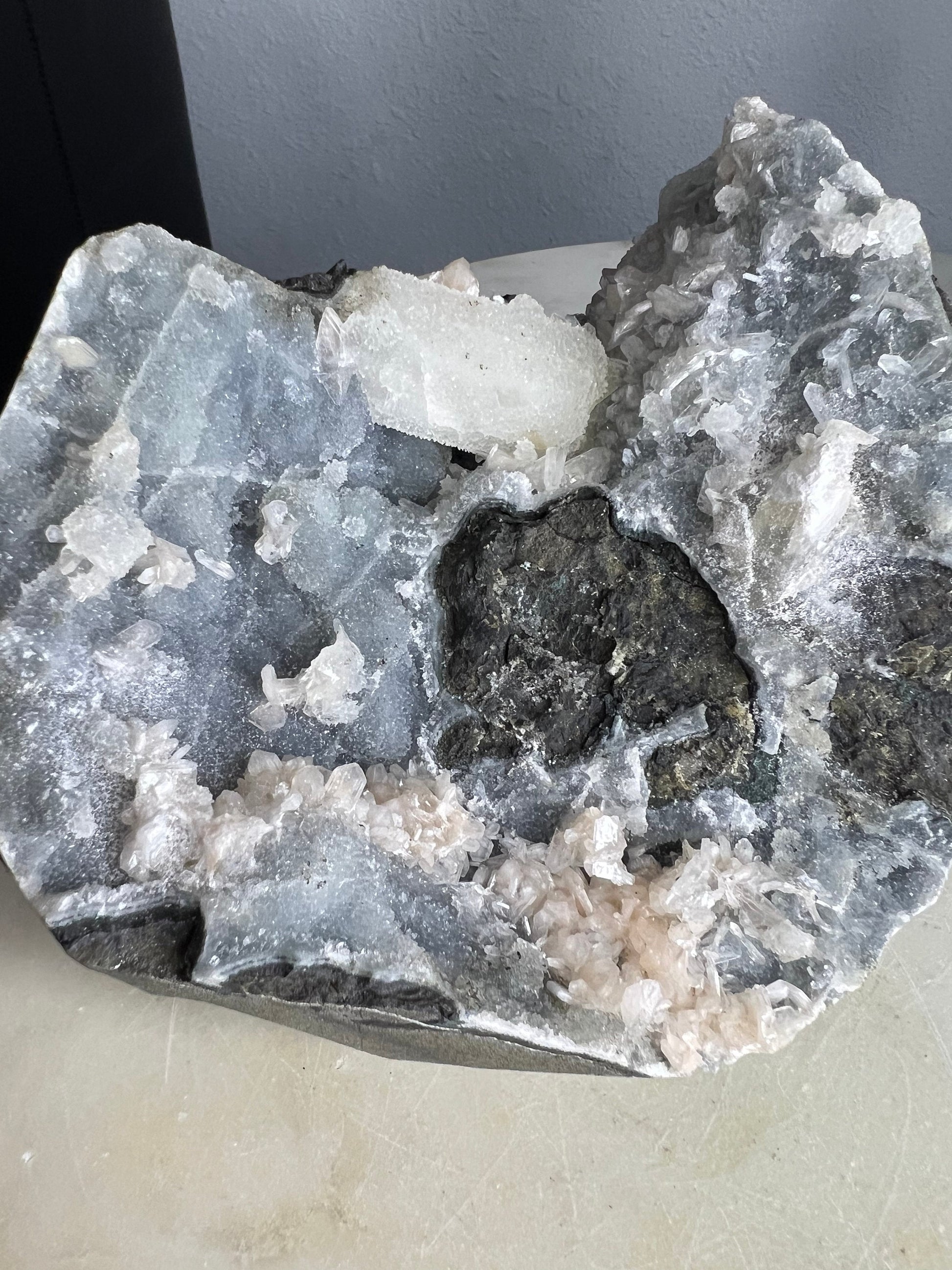Chalcedony with stillbite and aphophallite
